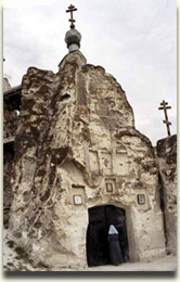 вход в пещерный Спасский храм